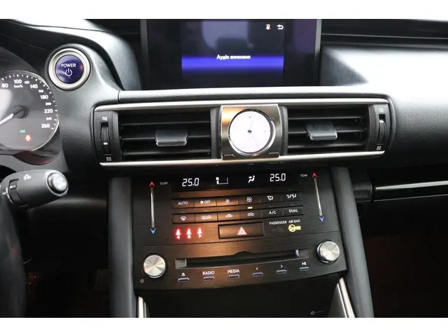 Lexus IS 300h Hybrid Business Line 2018 Hybride Benzine 7