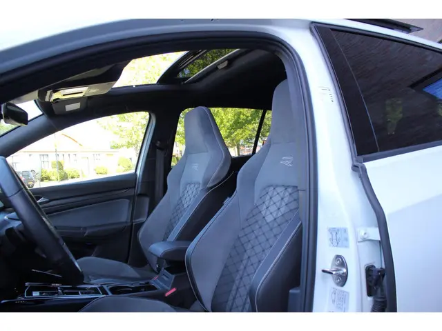 Volkswagen Golf 1.5 eTSI R-Line 2024 Benzine 29