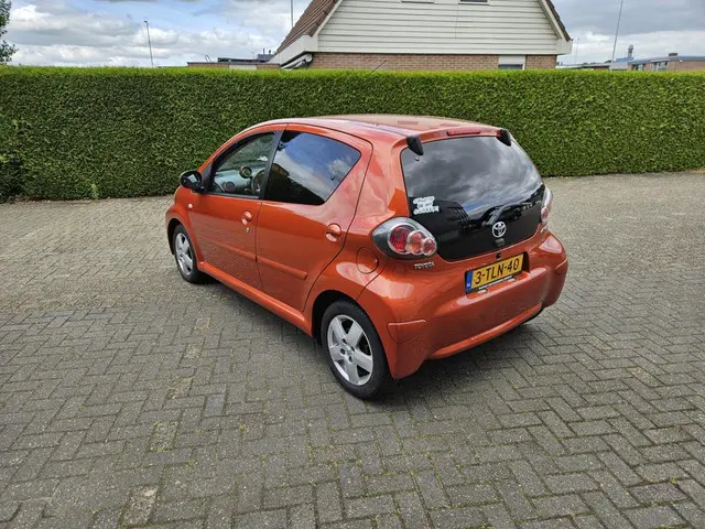 Toyota Aygo 1.0 VVT-i Comfort Orange 2012 Benzine 7