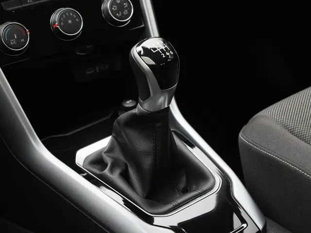 Volkswagen T-Roc 1.0TSI/110PK Life 2023 Benzine 34