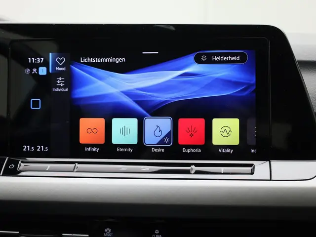 Volkswagen Golf 1.0eTSI/110PK Life DSG 2023 Benzine 37