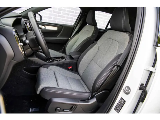 Volvo XC40 B4 Aut Plus Dark 2025 Benzine 6