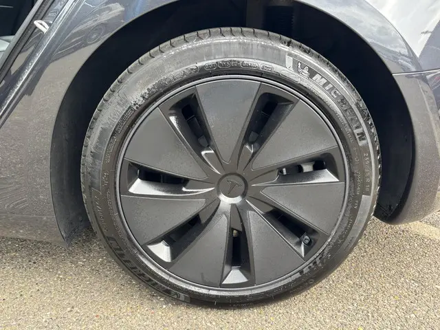 Tesla Model 3 RWD 60 kWh 2024 Elektrisch 9
