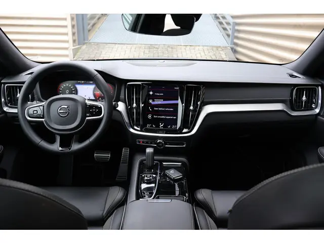 Volvo V60 T6 Recharge AWD R-Design 2022 Hybride Benzine 32