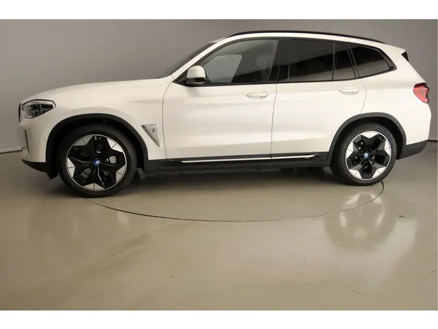 BMW iX3 2