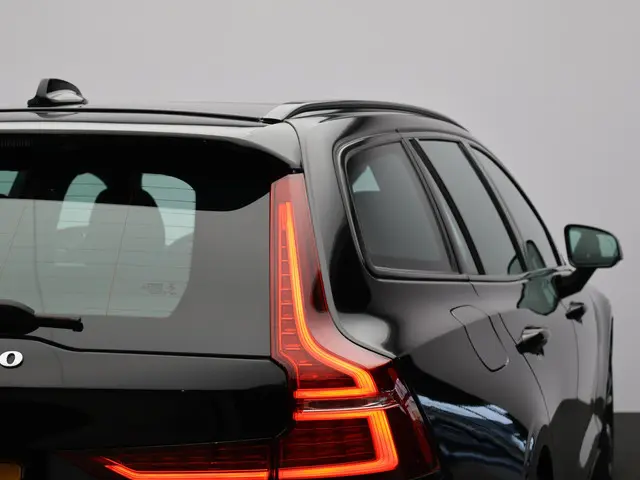 Volvo V60 2.0 B3 R-Design 2021 Benzine 18