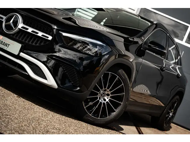 Mercedes-Benz GLA 180 Business Line 2023 Benzine 26