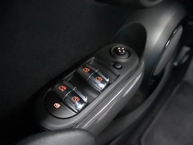 MINI 5-Deurs One 2019 Benzine 23