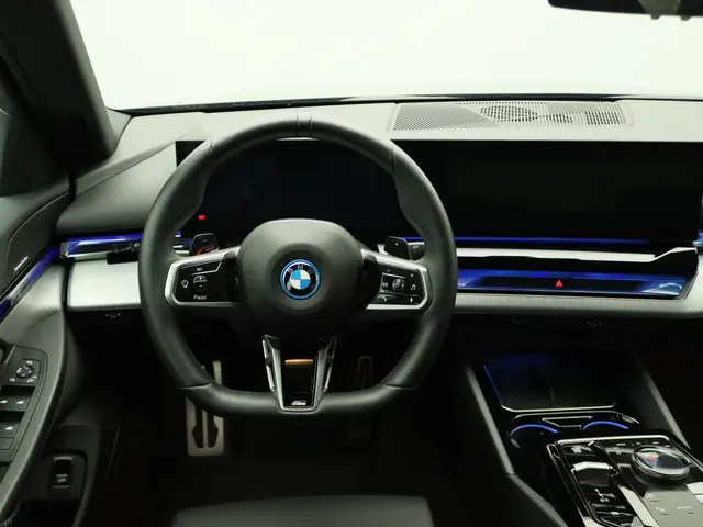 BMW 5 Serie Sedan 550e xDrive 2024 Hybride Benzine 24