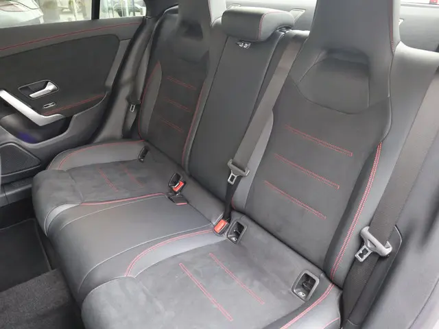 Mercedes-Benz CLA 250 e AMG Line 2023 Hybride Benzine 10
