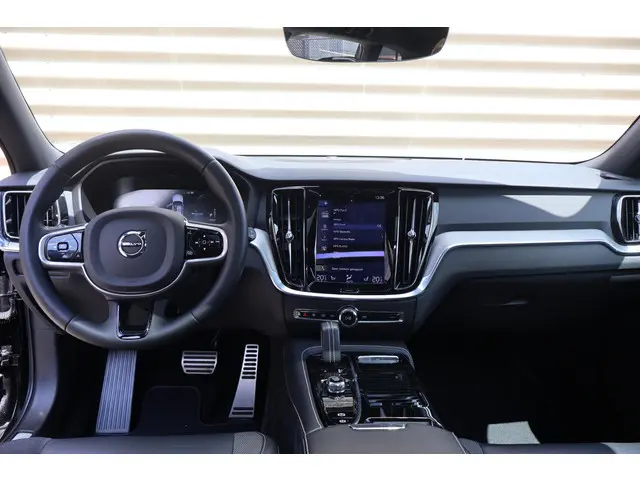 Volvo V60 T8 Recharge AWD R-Design 2022 Hybride Benzine 18