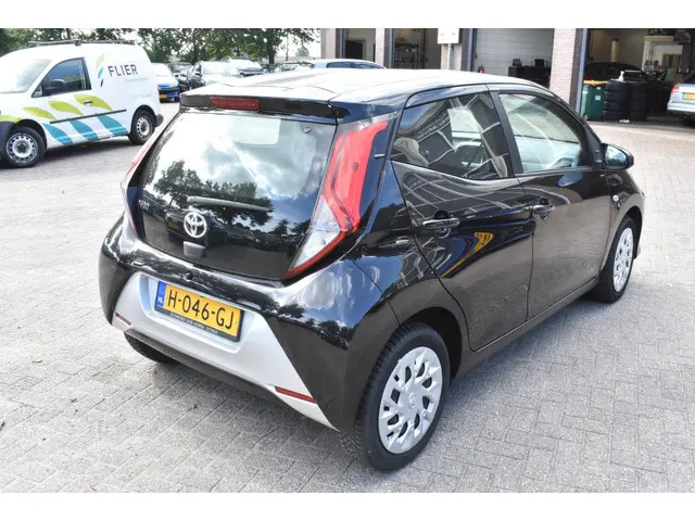 Toyota Aygo 1.0 VVT-i x-play 2020 Benzine 31