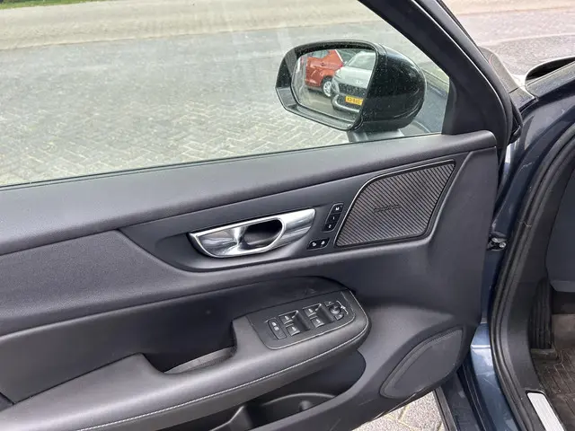 Volvo V60 2.0 B4 Ultra Dark 2024 Benzine 16