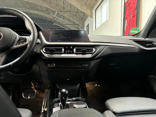 BMW 1 Serie 120i Business Edition 2022 Benzine 22