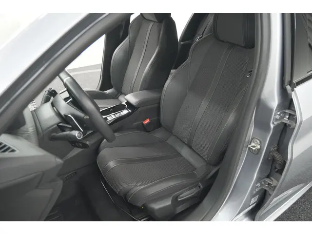 Peugeot 208 Hybrid 136 e-DCS6 GT 2024 Hybride Benzine 29