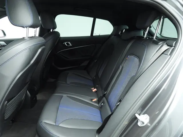 BMW 1 Serie 5-deurs 118i 2021 Benzine 8