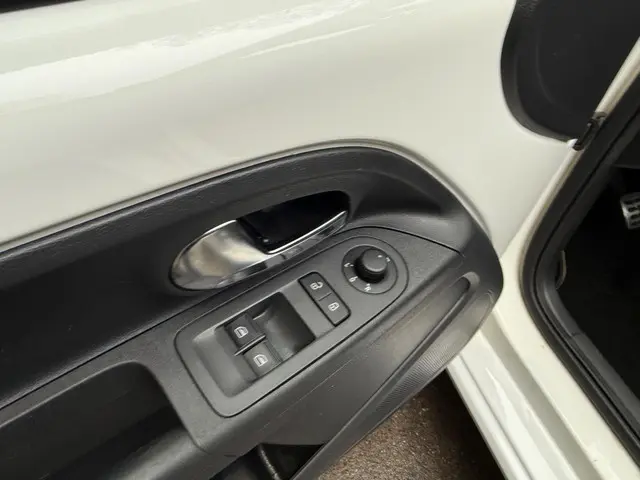 Volkswagen up! 1.0 high up! Pano/Lmv/Clima/Leer 2015 Benzine 8