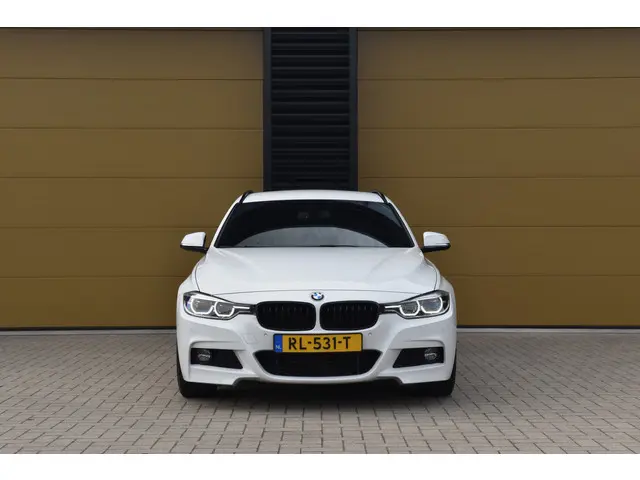 BMW 3 Serie Touring 320i High Executive 2018 Benzine 6