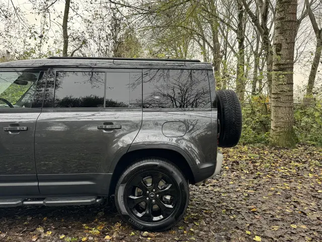 Land Rover Defender 110 P400E 2023 Hybride Benzine 34