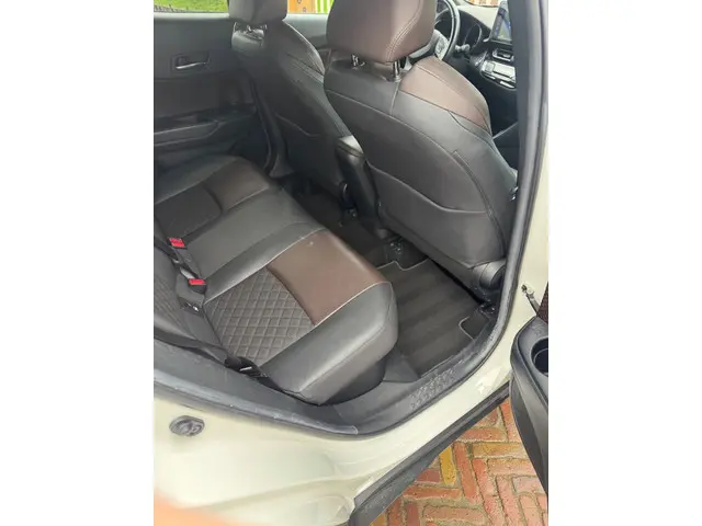 Toyota C-HR 1.8 Hybrid Bi-Tone 2017 Hybride Benzine 15