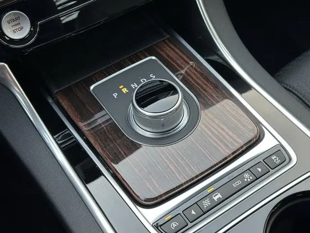 Jaguar XE 2.0 Portfolio 2015 Benzine 47