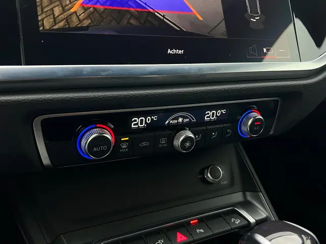 Audi Q3 45 TFSI e S edition 2023 Hybride Benzine 17