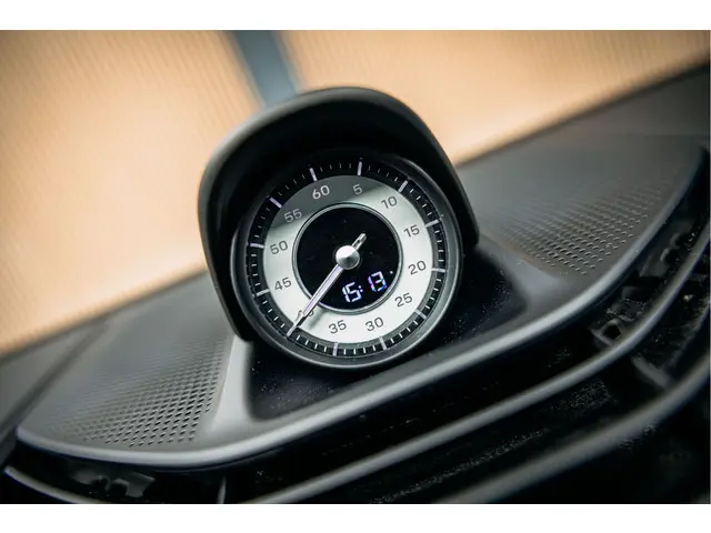 Porsche Taycan Performance 84 kWh 2023 Elektrisch 12