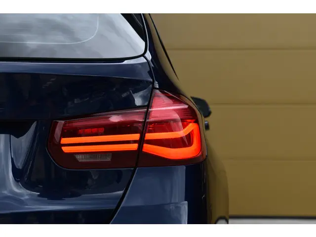 BMW 3 Serie Touring 320i M Sport Edition 2018 Benzine 9