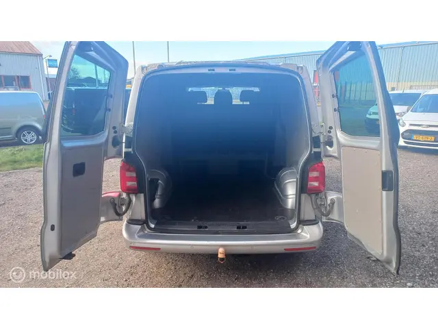 Volkswagen Transporter 2.0 TDI L2H1 DC 2018 Diesel 11