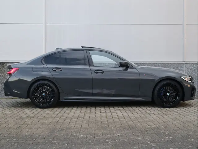 BMW 3 Serie 330i M-Sport 2021 Benzine 2