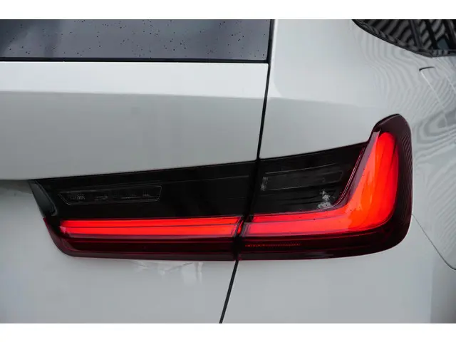 BMW 3 Serie Touring 320i 2021 Benzine 24