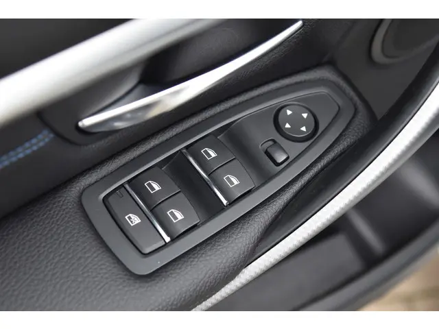 BMW 3 Serie 320i Executive 2018 Benzine 11