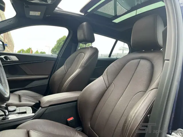 BMW 1 Serie 118i Sport Line|Pano|Leder|HUD 2020 Benzine 16