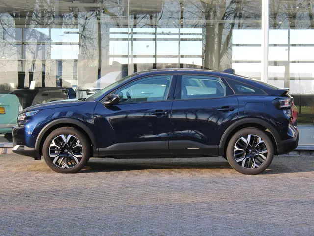 Citroën C4 HYBRID 145 BUSINESS 2025 Hybride Benzine 9