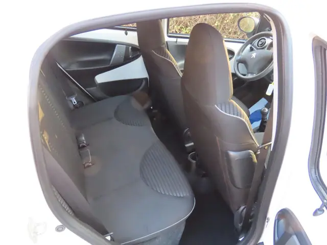 Peugeot 107 1.0 Active *2e EIG ! 2013 Benzine 11