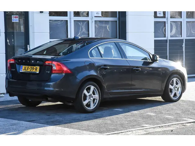 Volvo S60 2.0 T5 Momentum 2013 Benzine 32