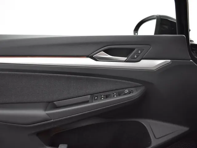 Volkswagen Golf 1.0 Tsi 110pk Life 2023 Benzine 16