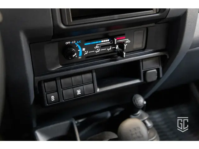 Toyota Land Cruiser GRJ78 M/T 2024 Benzine 12