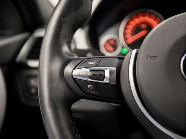 BMW 3 Serie 320i M Sport High Executive 2018 Benzine 21