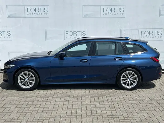 BMW 3 Serie Touring 318i 2023 Benzine 13