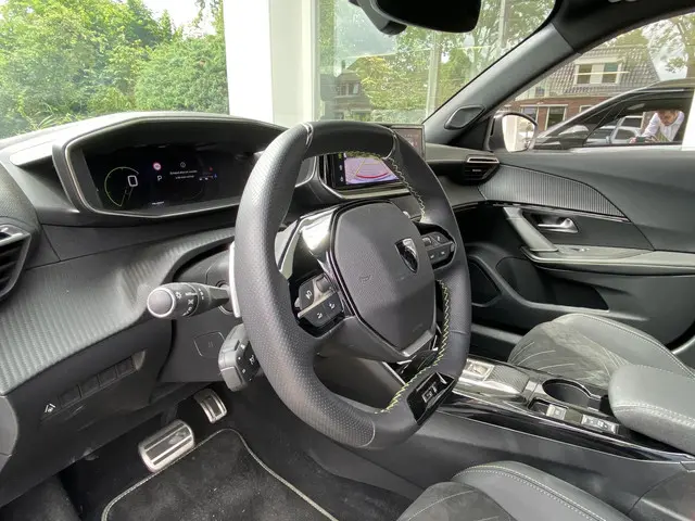 Peugeot 2008 1.2T 130pk Automaat GT 2023 Benzine 16