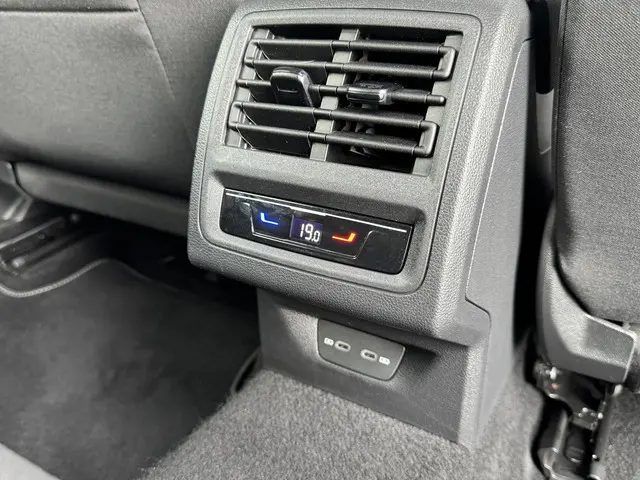 Volkswagen Golf 1.0 TSI LIFE 2023 Benzine 12