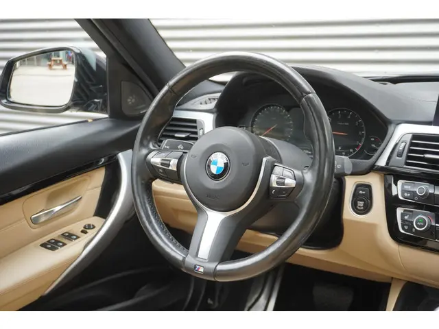 BMW 3 Serie Touring 320i 2018 Benzine 23