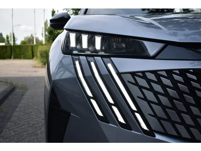 Peugeot 3008 Hybrid 136 EAT6 GT 2024 Hybride Benzine 24