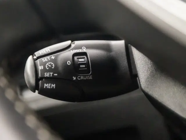 Peugeot 3008 1.2 PureTech Premium Sport 2020 Benzine 23