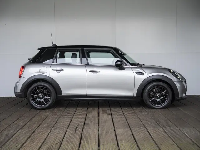 MINI 5-Deurs Cooper Aut. 2023 Benzine 40
