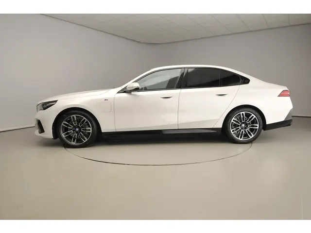 BMW 5 Serie Sedan 530e 2025 Hybride Benzine 2