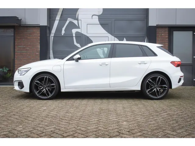 Audi A3 Sportback 40 TFSI e Edition 2021 Hybride Benzine 4