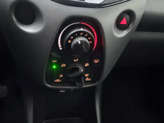 Toyota Aygo 1.0 VVT-i x-play Airco carplay 2019 Benzine 19