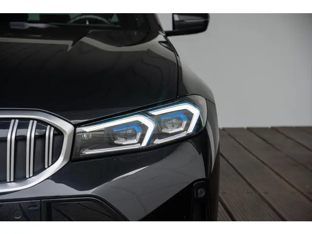 BMW 3 Serie Touring 318i 2024 Benzine 16